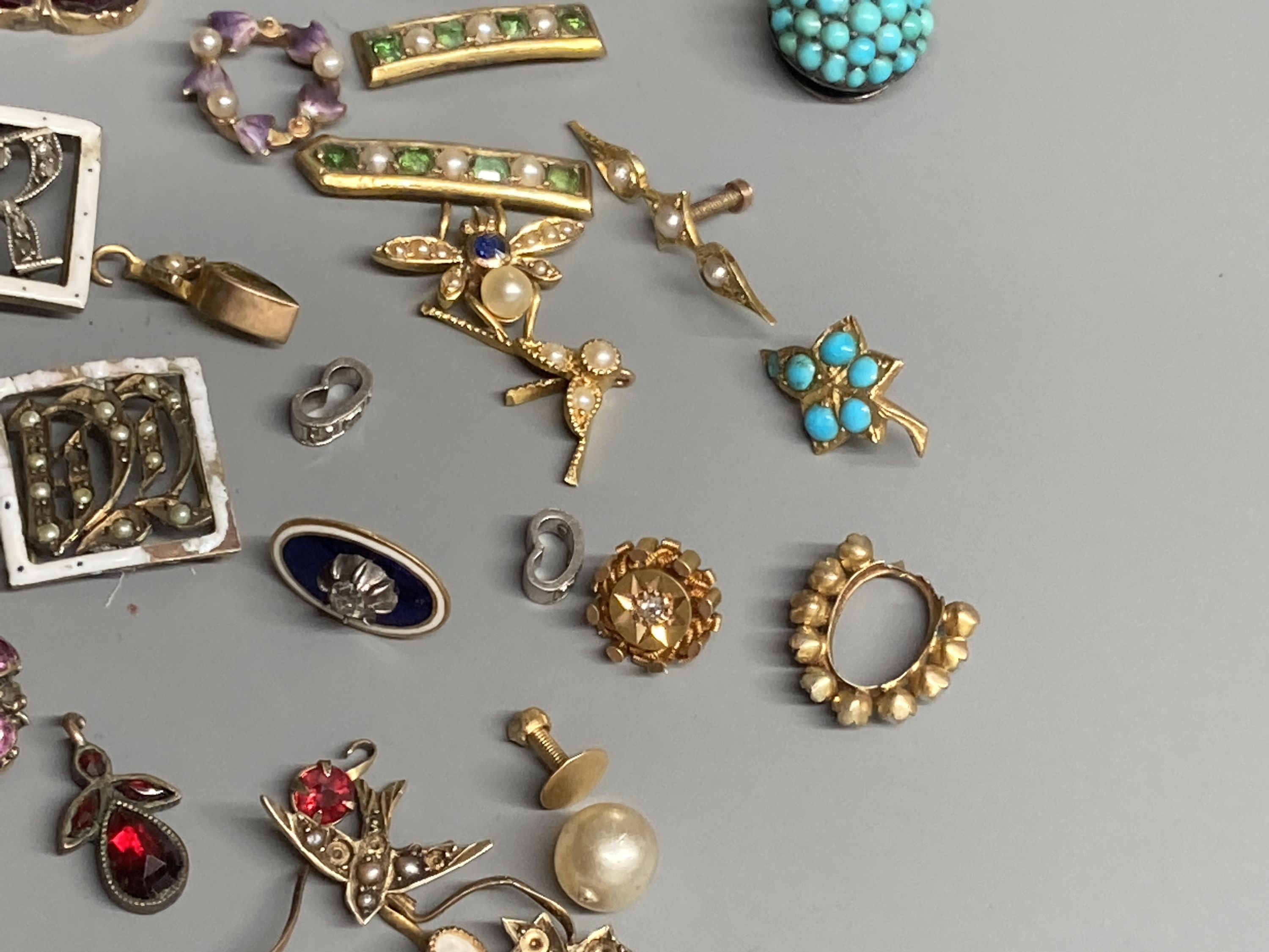 A small quantity of 19th century and later jewellery, including a rose cut diamond set mount, enamel and diamond set initial clasp and other gem set items.